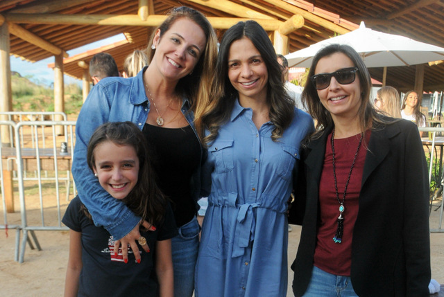 Flávia com a filha Leonora Barbosa, Vanessa Brasil e Paula Siqueira, antes da pandemia Foto: Andréa Ottoni