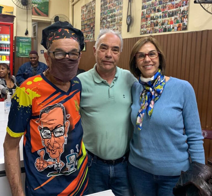 O ‘chef’Abílio Moreira recebendo em seu tradicional bar, João e Dymara Ferreira Matos   