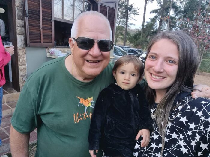 O aniversariante Fabinho Barbosa Campos com a filha Thaís Campos Monteiro e a neta Júlia, em tarde de festa no sítio próximo ao Mirante da BR-040 