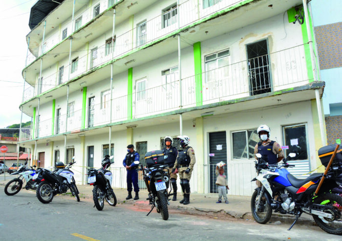 Operacao retira moradores de predio interditado no Bairro Industrial Foto Jessica Pereira 1