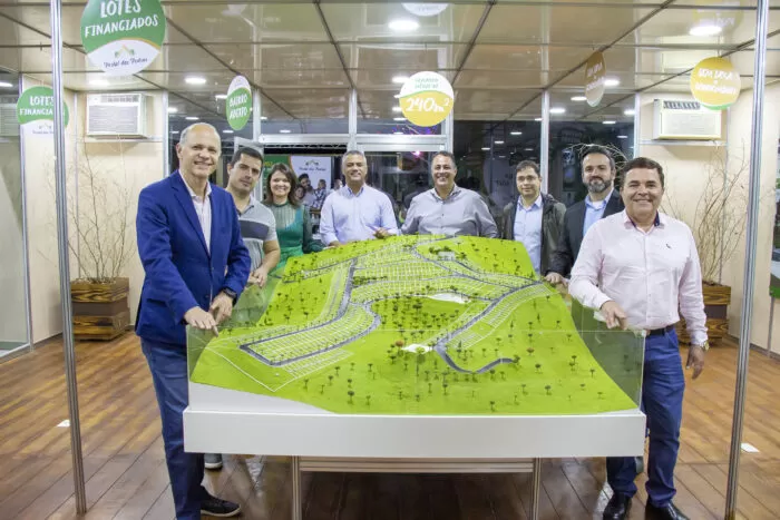 Renato Teixeira (Cia lançamentos), Diogo Garcia (agência Emidia), Cíntia Fernandes (Cia), Henrique Melo (Cia), Flávio Pereira (Cia), Cid Monteiro (BXD), Douglas Henriques (Cia) e Marcus Rezende (Construtora Rezende Roriz), no lançamento da maquete e do estande do Portal das Pedras - um bairro aberto com um novo conceito de urbanização, diversos equipamentos de socialização, esporte, lazer e sem taxa de condomínio 