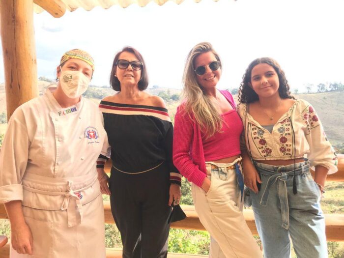 A 'chef'  Ana Paula Esteves recebeu para almoço, no Oliva Bistrô, Lucinha Silva (que fazia seu 'debut' em Ibitipoca) com a filha Tarcila Policeni e a neta Betina  Foto: Gíglia Ferrari