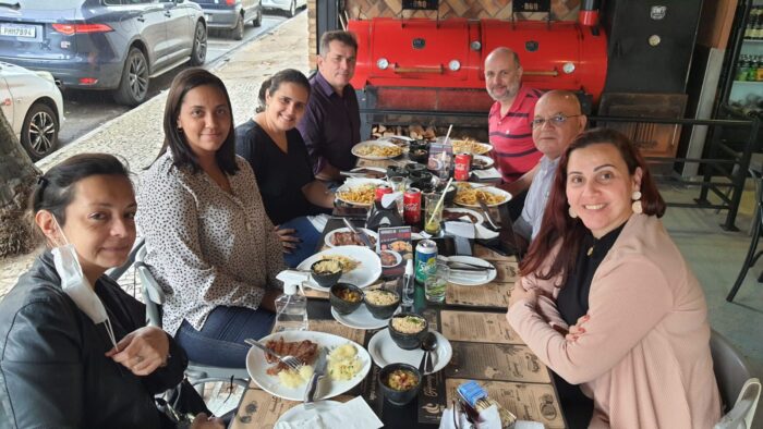 Taís Veloso, Suellen Horácio, Gisele Latuf, Dennis Orrú, Fabrício Menezes, Geraldo Gomes e Carla Dahbar, da equipe comercial da Rede Tribuna, comemoraram os bons números de agosto com almoço, ontem, na Churrasqueira Alto dos Passos