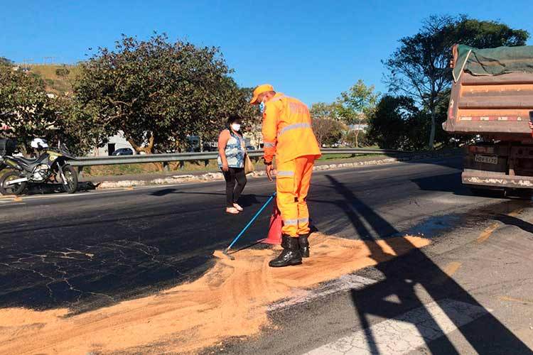 Caminhão derrama óleo na Av. Brasil e deixa trânsito lento 1 acidente av2