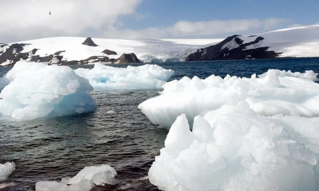 Cientistas descobrem uma estrutura em forma de leque enterrada a 3 km de gelo na Antártida que pode mudar tudo