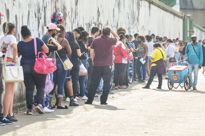 fila da vacina no sport by jessica pereira