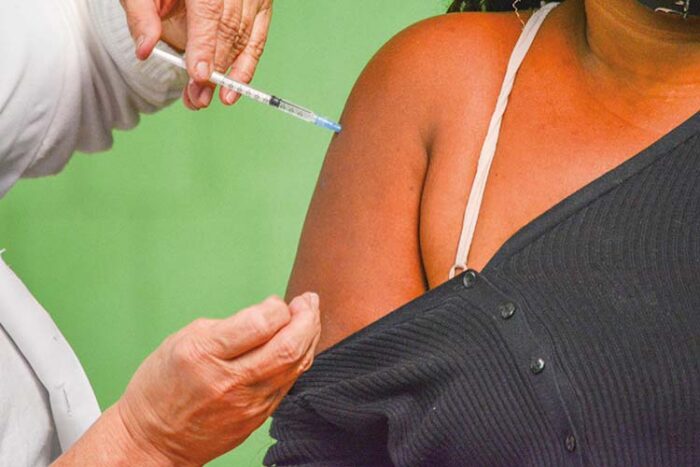 Recusa de vacina e demissão por justa causa acendem debate corporativo 1 vacina coronavirus by jessica pereira