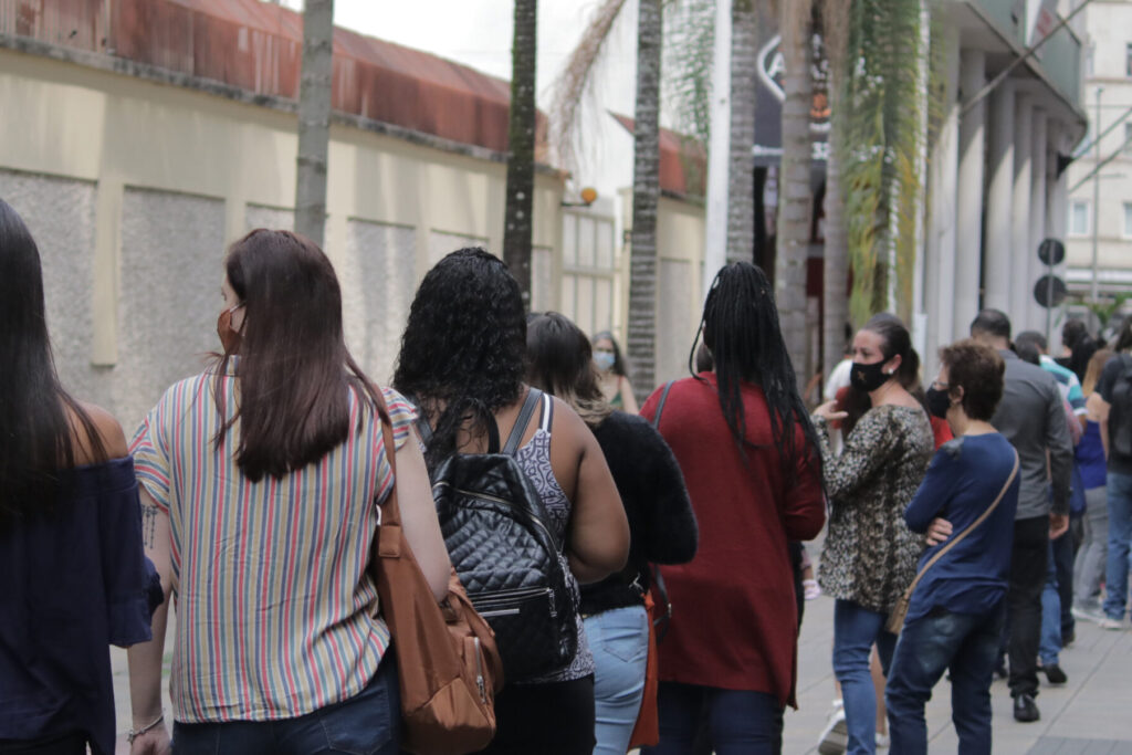 Fila na Rua Mister Moore de quem buscava imunização neste sábado, 11 de setembro