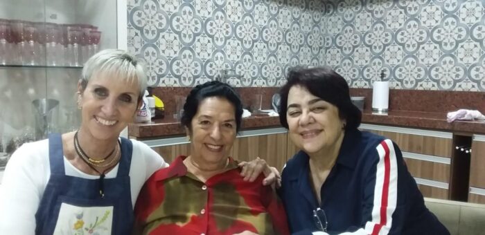 Beth Bandeira, Maria Giovanini Corrêa e a aniversariante desta terça-feira Nara Coelho, antes da pandemia 