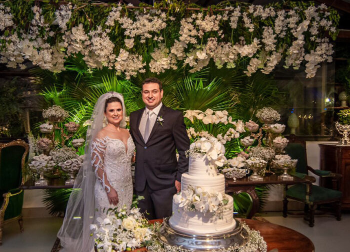 Flávia Pereira Costa e Júlio Cesar Oliveira de Souza foram os protagonistas do concorrido e elegante casamento, com produção de Marluce Fajardo. A recepção, belíssima, aconteceu no Salão Glass, amplo espaço que Cristina e João Mansur montaram na fazenda de Carlos Alves, perto de São João Nepomuceno. Destaque na noite para a decoração de Toninho Aleixo, o serviço do Fátima Buffet (Cida Leite à frente) e o ritmo envolvente da dupla Fabrício & Gabriel. Foto: Gustavo Blend