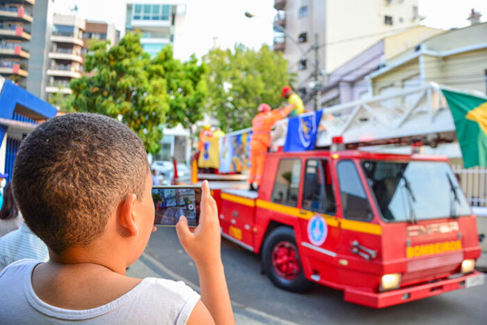 Gabriel desfilando com bombeiros Jessica Pereira 8