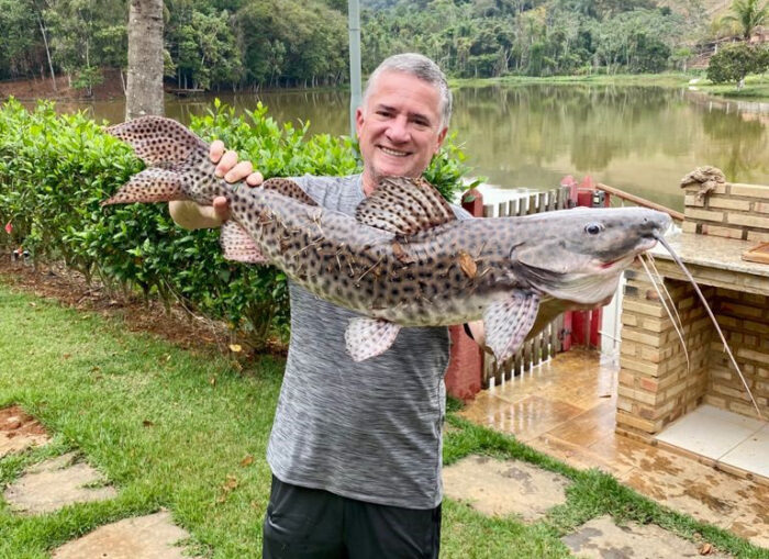 O CEO do Grupo Bahamas Jovino Campos, aniversariante de destaque hoje, clicado momentos após fisgar um Pintado, no Sítio Das Garças  