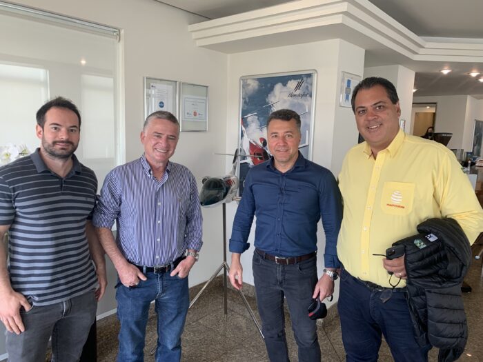 Fernando Lopes Reis com o pai Jovino Campos, Marcelo Detoni e Leandro Pinto: empresários de sucesso na sala vip da Líder Aviação, ontem, em São Paulo 