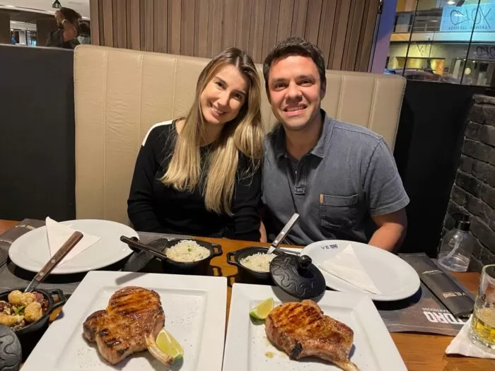   Thaís de Landa Gonçalves e Hugo Franzone (ela, grávida de Sophia) comemoraram com jantar na El Toro, degustando o “Duroc à mineira”, prato do JF Sabor   