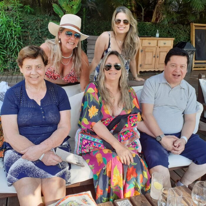 Deninha Toledo, Camila Botelho Toledo, Conceição Toledo, Bernadete e Álvaro Botelho curtindo o final de tarde no Tawa Beach Club, em Búzios (RJ) 