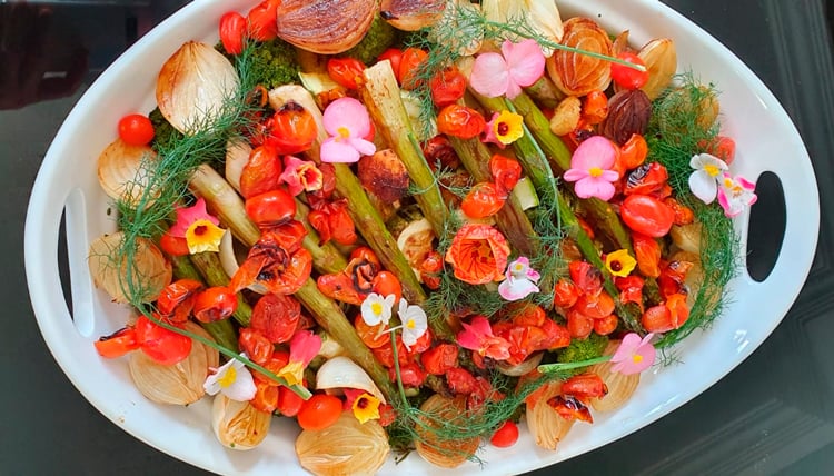 Salada com flores comestíveis para a primavera: cor e sabor na mesa