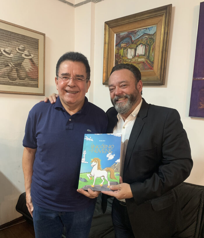 Edy Prata recebeu do autor Mauro Cruz um presente para sua neta Silvia: o livro infantil “O Unicórnio  das nuvens”, recém lançado