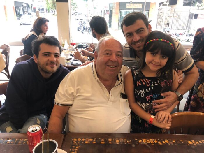 No almoço dominical da Churrasqueira, Fernandão Assad com os filhos Igor e Breno comemorando o aniversário da neta Sthefany  