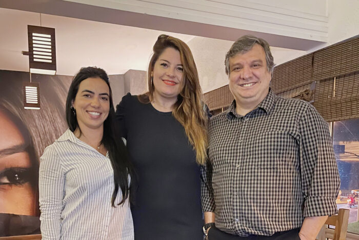 Gabriela Fernandes com a gerente comercial e marketing do Trade, Juliana Assis e o gerente geral Paulo Perffeti acertaram os primeiros detalhes para o Arigatô nas Alturas, no 'rooftop' do hotel