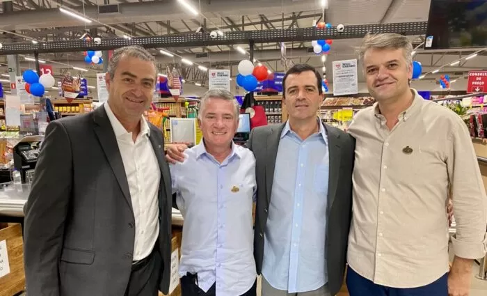 ‘Pole position’ da Star Química, Fábio Pergher com o empresário Jovino Campos, o superintendente da Rede Integração, Rogério Nery e o superintendente do Grupo Bahamas no Triângulo, Cristiano Vilaça clicados, ontem, na reinauguração de uma das unidades do Bahamas em Uberlândia 