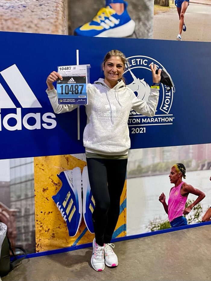 Vanessa Ahouagi Costa Chaladovski, juiz-forana que mora há alguns anos em Nova York, participou ontem da 125ª edição da tradicional Maratona de Boston, a mais antiga do mundo      