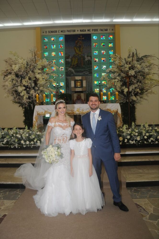 Cinthia Souza e Helio Fádel de Freitas Araujo com a daminha, Helena Freitas, protagonistas de elegante casamento na Igreja do Bom Pastor Foto: Andréa Ottoni