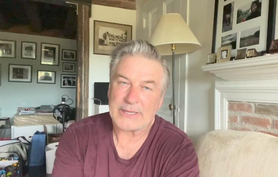 Diretora morre após Alec Baldwin disparar arma de fogo em set de filmagem 1 ator alec baldwin