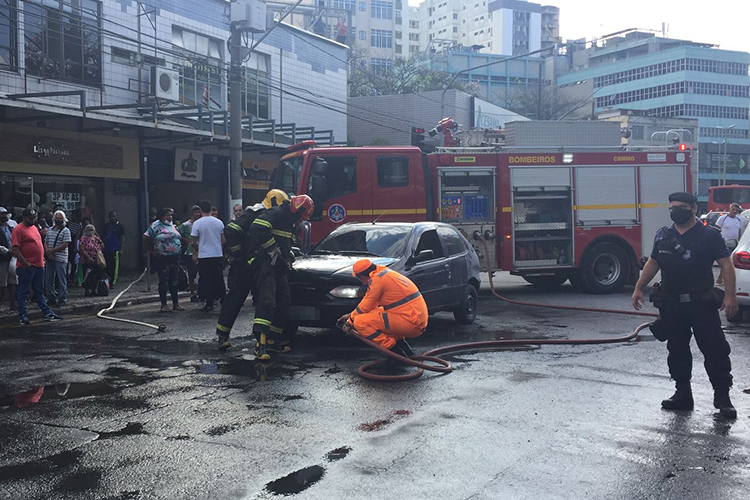 Carro pega fogo na Avenida Getúlio Vargas, no Centro de Juiz de Fora 2 carro incendiado na getulio by fernando 2