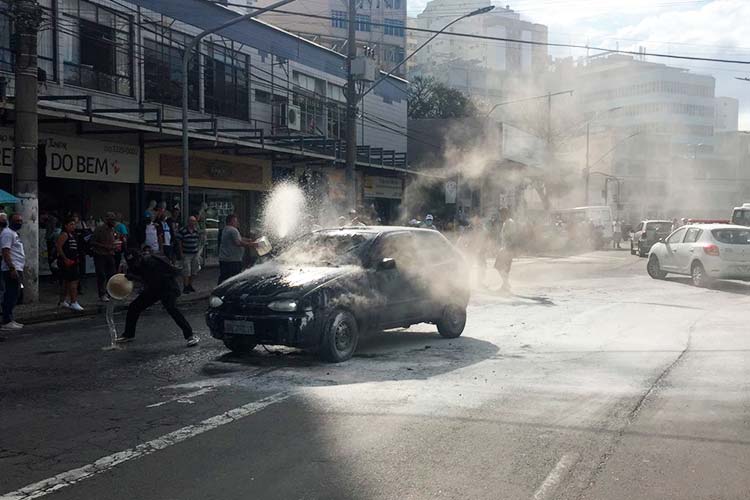 Carro pega fogo na Avenida Getúlio Vargas, no Centro de Juiz de Fora 1 carro incendiado na getulio by fernando