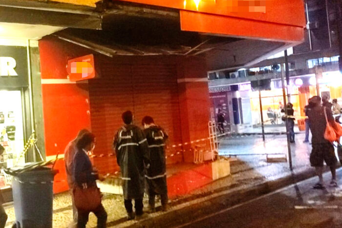 Mulher fica ferida após queda de marquise no Centro 1 marquise