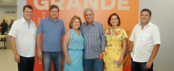 Neusa e Nei Neves da Silva com os filhos Gustavo, Fábio, Fernanda e Eduardo na inauguração do moderno centro distribuidor da Tarumã/Ambev, na BR-040 FOTO: Andréa Ottoni