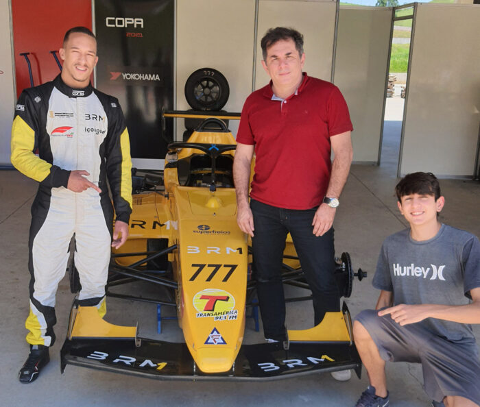 O piloto Wallace Marins, que tem o apoio da Transamérica, com o gerente comercial da Rede Tribuna, Dennis Orru e David Cerqueira clicados antes da prova de Fórmula Delta, realizada no final de semana, no Autódromo de Potenza, perto de Lima Duarte 