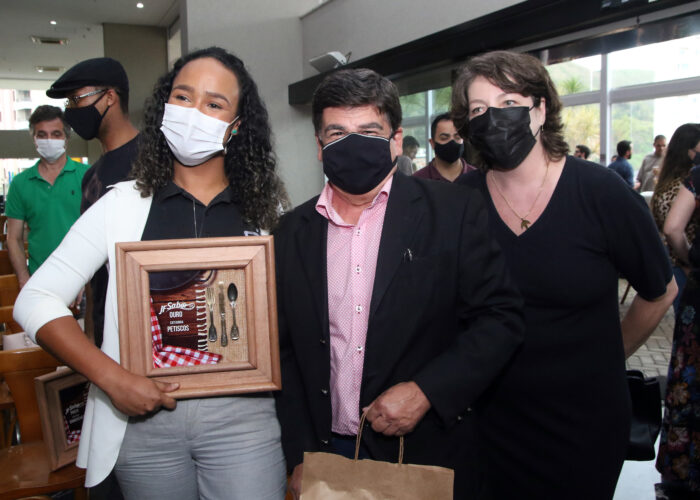 Petisco premiado: Estreante no JF Sabor, o Quitutes da Beth (de Ibitipoca), foi o vencedor na categoria petiscos com o Ourinho de Minas, pão artesanal de abóbora recheado com queijo Minas curado, assado em forno à lenha. O petisco também foi o mais vendido, totalizando três mil unidades. No 'flash', a premiada Júlia Morena Ribeiro de Aguiar, CR e a ‘chef’ Ana Paula Esteves.  Foto: Fernando Priamo