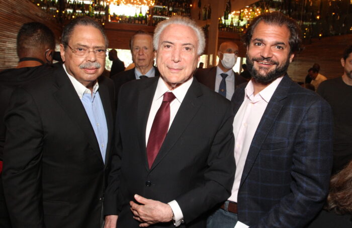 O ex-presidente Michel Temer ladeado pelos jornalistas Paulo Cesar de Oliveira e o filho Gustavo no Conexão Empresarial, ontem, no AA Wine Experience, em Belo Horizonte   TIÃO MOURÃO  