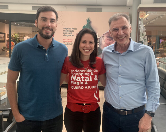 A superintendente do Independência Shopping, Gisele Leal ladeada por Rafael Ohana e seu pai Salvador (leia-se Klus) após a apresentação para os lojistas da programação de Natal