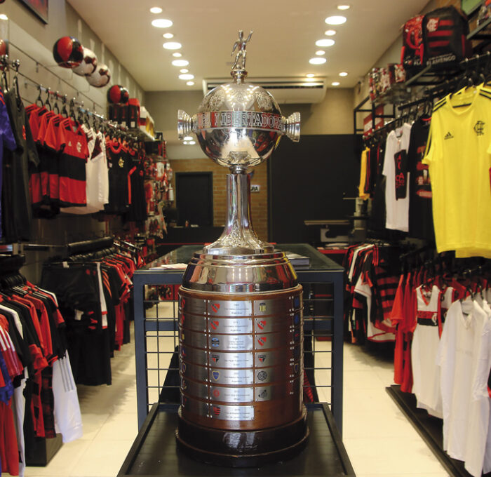 Loja juiz-forana expõe réplica oficial do troféu da Libertadores 1 Trofeu Libertadores fernando priamo 6