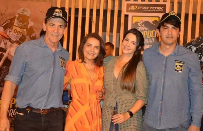 Manoel e Cristianne Resende com os filhos Taissa e Thiago na loja oficial do Ibitipoca Off Road, no Spazio Foto: Ângelo Savastano