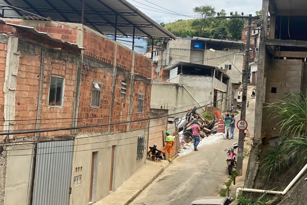 Empresa inicia preparativos para retirar caminhão que tombou Bairro Parque Burnier 2 caminhao tombado by betta e1638286460867