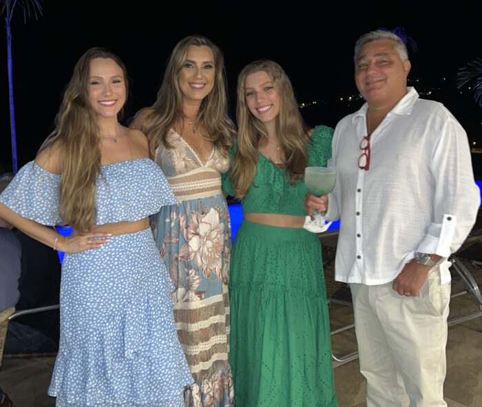  A aniversariante Bianca Zacarias ladeada pelas filhas Luiza e Isabella e Cirinho em noite de festa no Portal do Aeroporto 