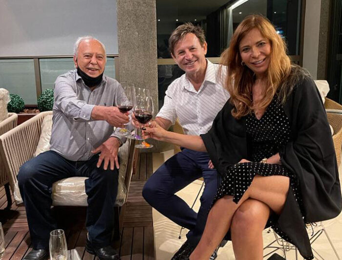 Horácio Dias, Rudi Werner (ele, 'pole position' da rede Werner Coiffeur) e Luciana Dias brindando o Natal