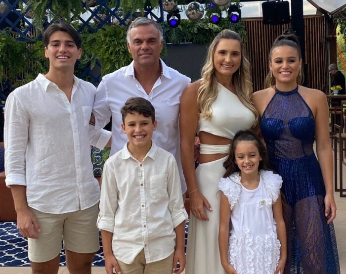 Neylson e Geise Almeida com os filhos Gabriel, Gustavo, Giovana e a aniversariante Geórgia, na comemoração de seus 18 anos no Haras 5 G, em tarde/noite animadíssima que começou com DJ e teve sequência com Renan & Christiano, Alquimia, Alude e Pedrinho