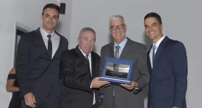 O vice-presidente do Clube de Engenharia, João Carlos Navarro entrega a placa de "Empresa do Ano" ao fundador da Construtora Nortesul, Victor Hugo Castañon Mattos e a seus filhos Victor Hugo e Frederico, no jantar de homenagens na Associação Portuguesa Foto: Wólmer Monteiro