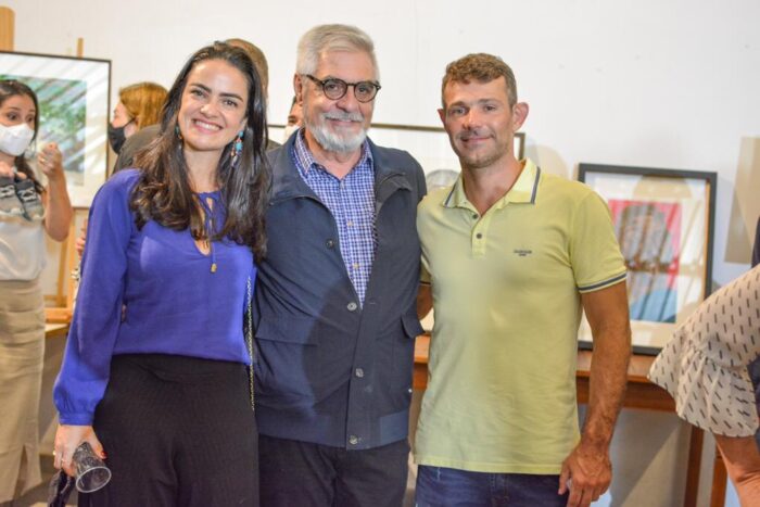 O artista Iriê Salomão, ladeado por Tatiana e Henrique Lawall, na abertura da exposição “Reencontros”, na Casa de Minas Foto: Brendha Torres