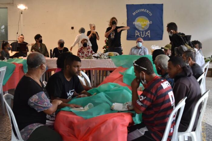 PJF celebra Natal com moradores em situação de rua 1 cafe da manha Foto Carlos Mendonca