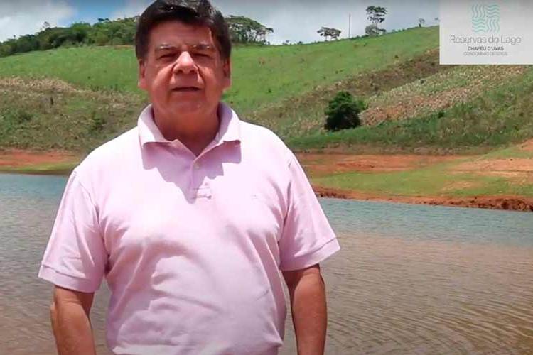 Imagem: César Romero visita o paraíso na água