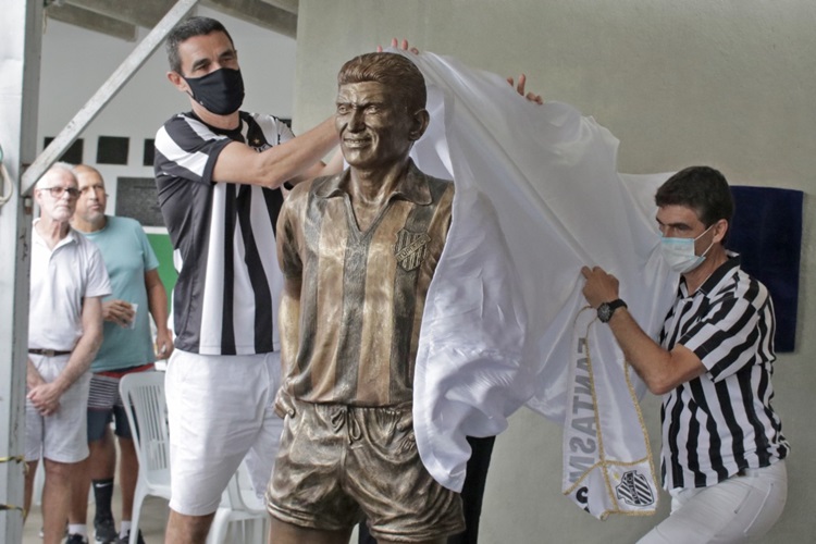 estátua moacyr toledo - leonardo costa