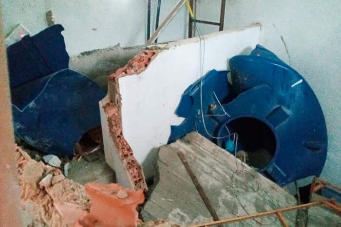 Laje desaba com caixa de água no Bairro Bom Jardim 1 queda caixa dagua bombeiros divugacao
