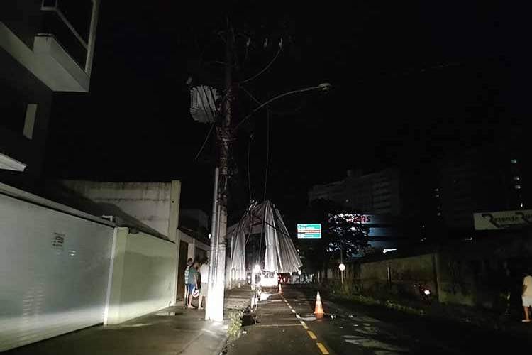 FOTOS: vento provoca queda de árvores, falta de energia elétrica e