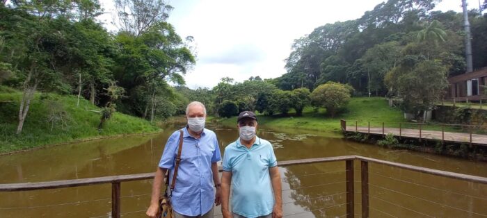 Príncipe visita Jardim Botânico: Ciceroneado pelo arquiteto Antônio Carlos Duarte (à direita na foto), quem visitou o Jardim Botânico da UFJF foi Dom Pedro Carlos Orleans e Bragança, descendente de Dom João VI - o criador do Jardim Botânico do Rio de Janeiro, em 1808.O príncipe ficou surpreso e maravilhado com a beleza, a extensão e o potencial cultural e turístico do espaço. Também observou o significativo número de visitantes.  