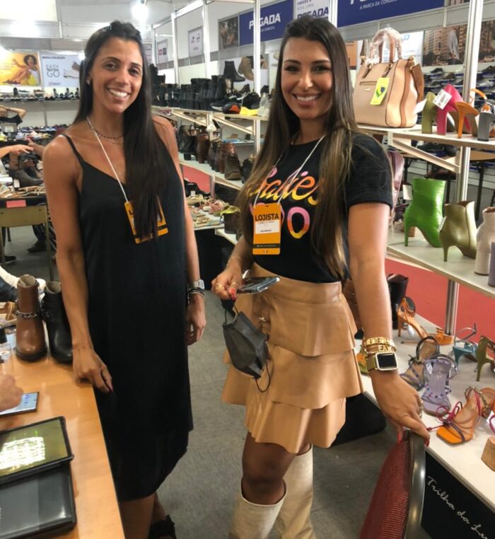 Ludmilla Lima e Gabrielle Cortat (Salto15) estavam entre os mais de 200 empresários que visitaram o Showroom de Calçados e Acessórios que terminou, ontem, no Trade Hotel
